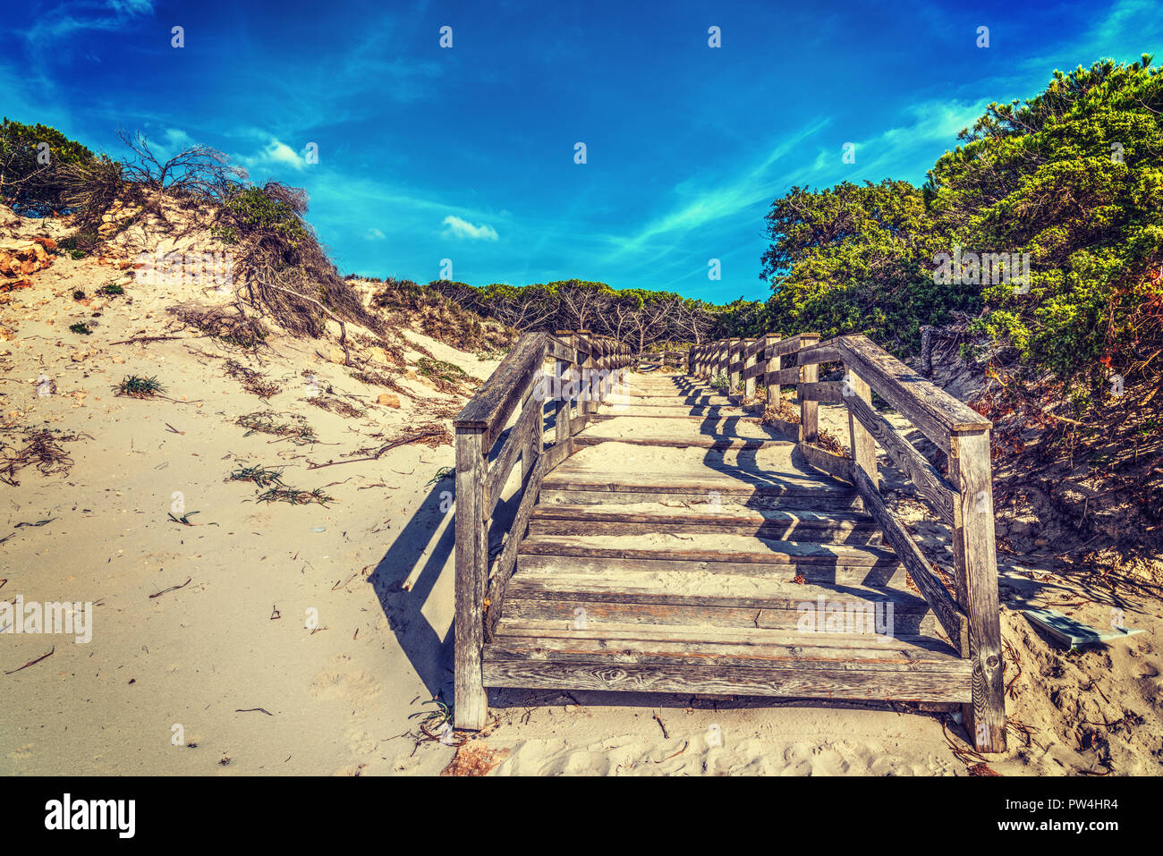 Passeggiata in legno su una duna di sabbia sulla spiaggia di Maria Pia, Sardegna Foto Stock