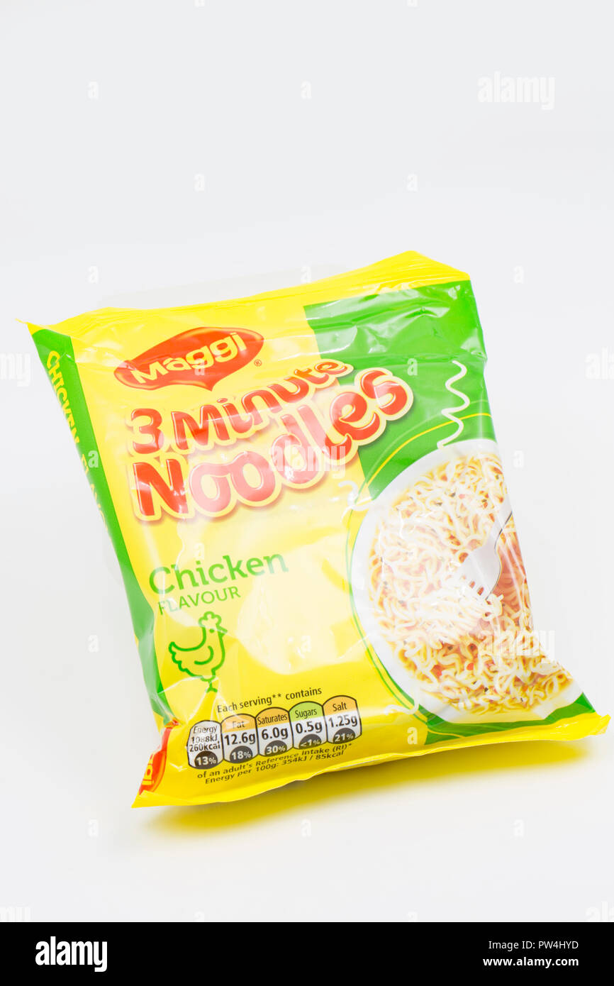 Un pacchetto non aperti di Maggi sapore di pollo 3 minuto tagliatelle. Il Dorset England Regno Unito GB. Foto Stock