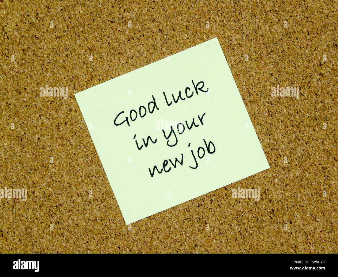 Un Bigliettino Giallo Con Buona Fortuna Per Il Tuo Nuovo Lavoro Scritto Su Di Esso Su Una Bacheca Di Sughero Sfondo Foto Stock Alamy