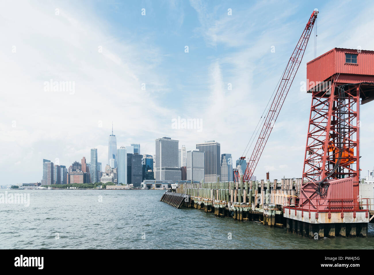 Edifici moderni di Governors Island contro il cielo nuvoloso in città Foto Stock