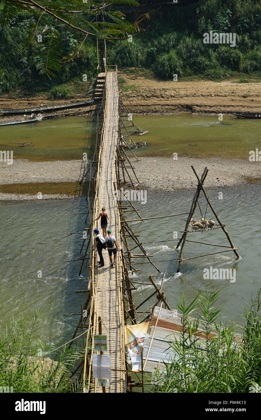 Temporäre Brücke über den Fluß Nam Khan, Bamusbrücke, Nam Khan, Luang Prabang, Laos, Asien, Foto Stock