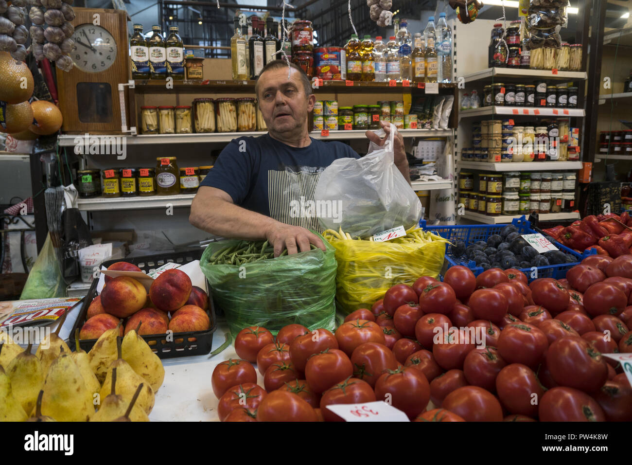 Wroclaw Market Hall è un classico edificio dei primi anni del XX secolo con i fornitori vendono frutta fresca, carne, prodotti da forno e altro ancora. Foto Stock