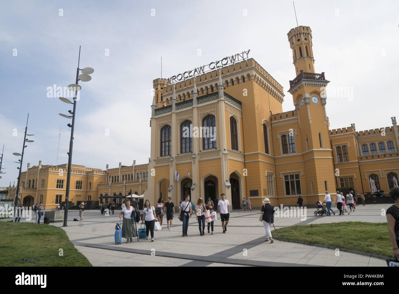 Wrocław Główny, la stazione ferroviaria centrale è la più grande e la più importante stazione passeggeri del sud-ovest della città polacca di Breslavia. Questo edificio in Art Nouveau è stato aperto nel 1857. Foto Stock