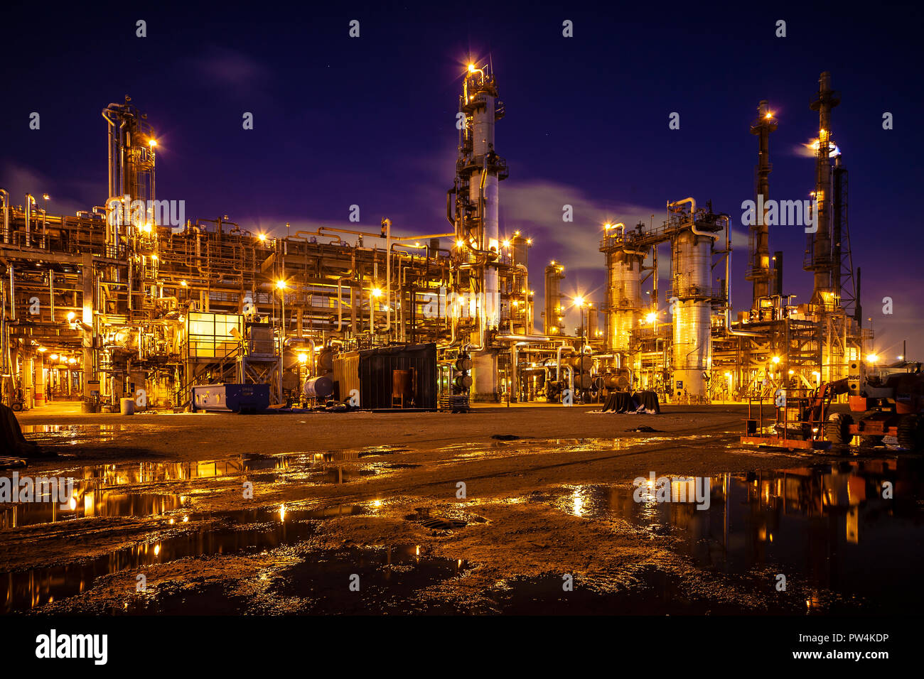 Luminoso edificio industriale contro il cielo di notte Foto Stock