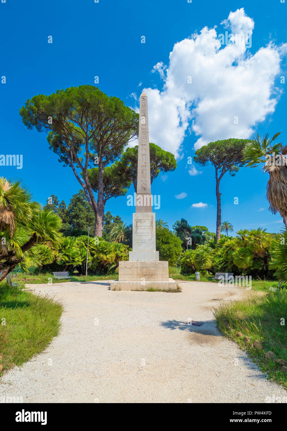 Roma, Italia - una veduta di Villa Torlonia, parco pubblico di Roma con fontane, edifici neoclassici, museo e giardini circostanti Foto Stock