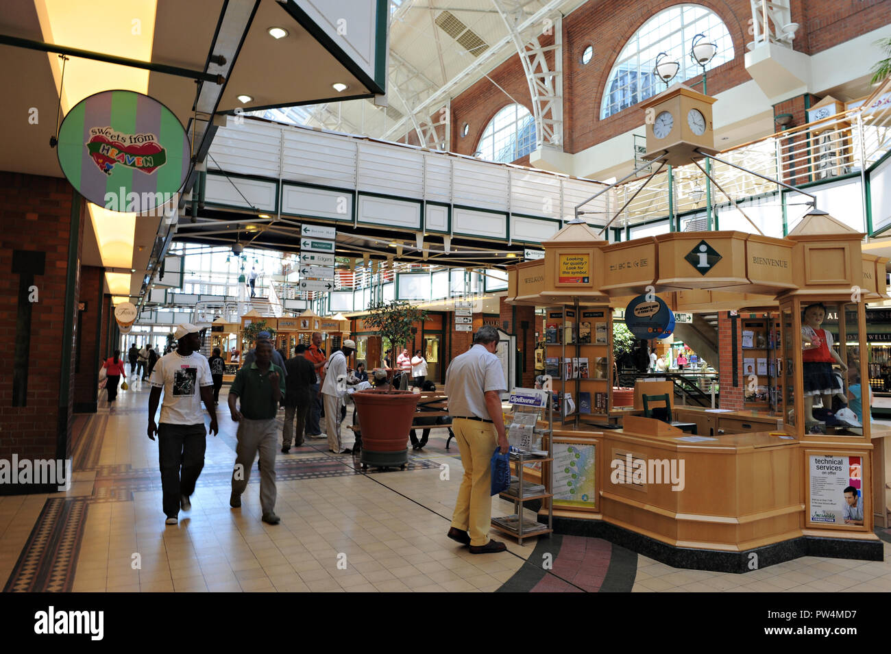 La navigazione dei clienti presso il centro commerciale Victoria Wharf a Città del Capo in Sud Africa Foto Stock