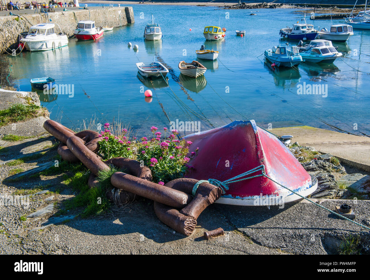 Il porto a Cemaes Bay in Anglesey Foto Stock Il porto a Cemaes Bay in Anglesey Foto Stock