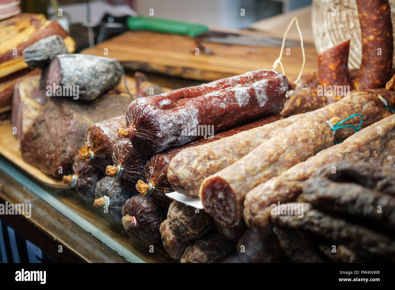 Wurst, salsiccia e carne nel display dello shopping al macellaio Foto Stock