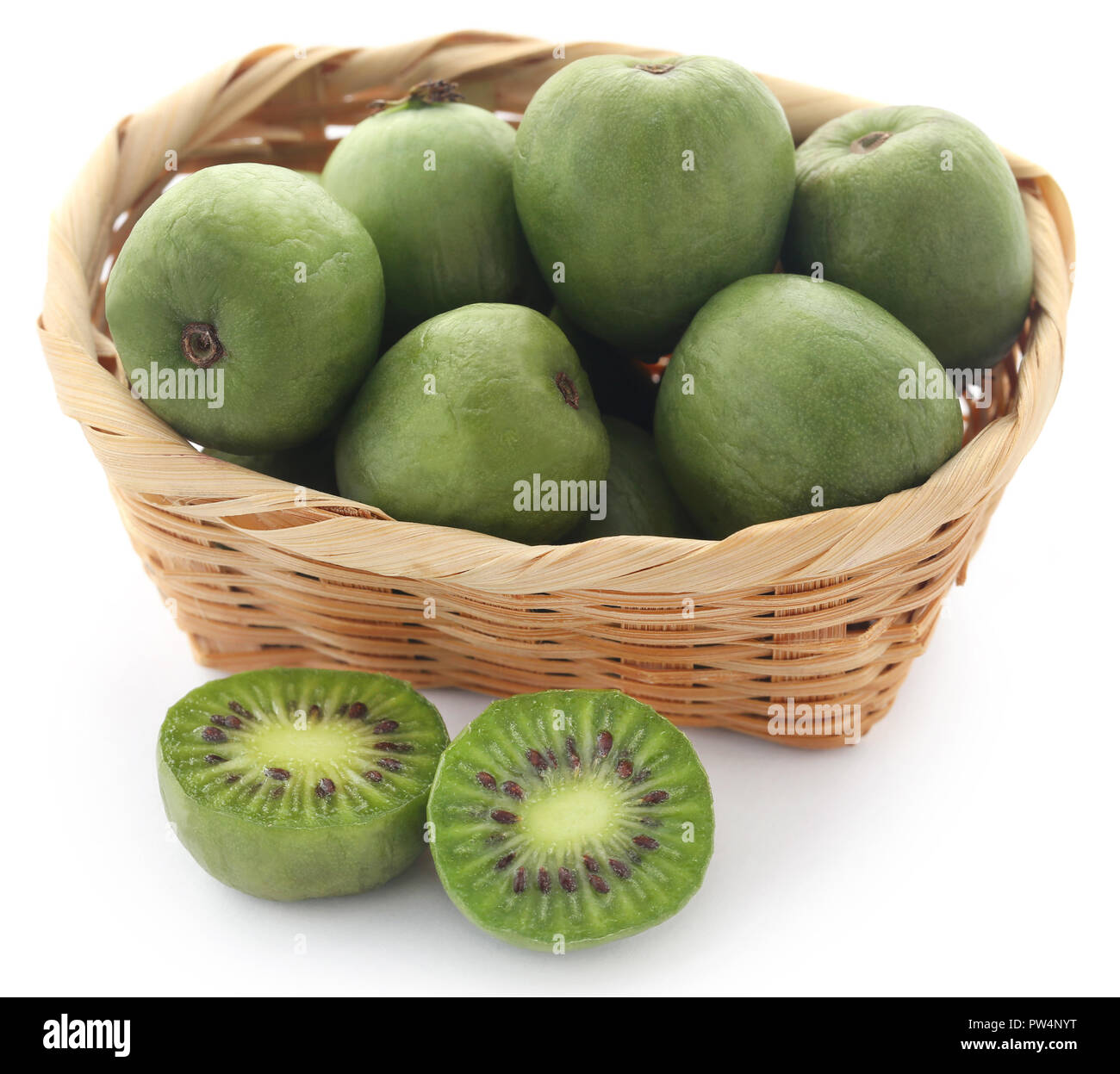 Actinidia arguta conosciuta come baby kiwi su sfondo bianco Foto Stock