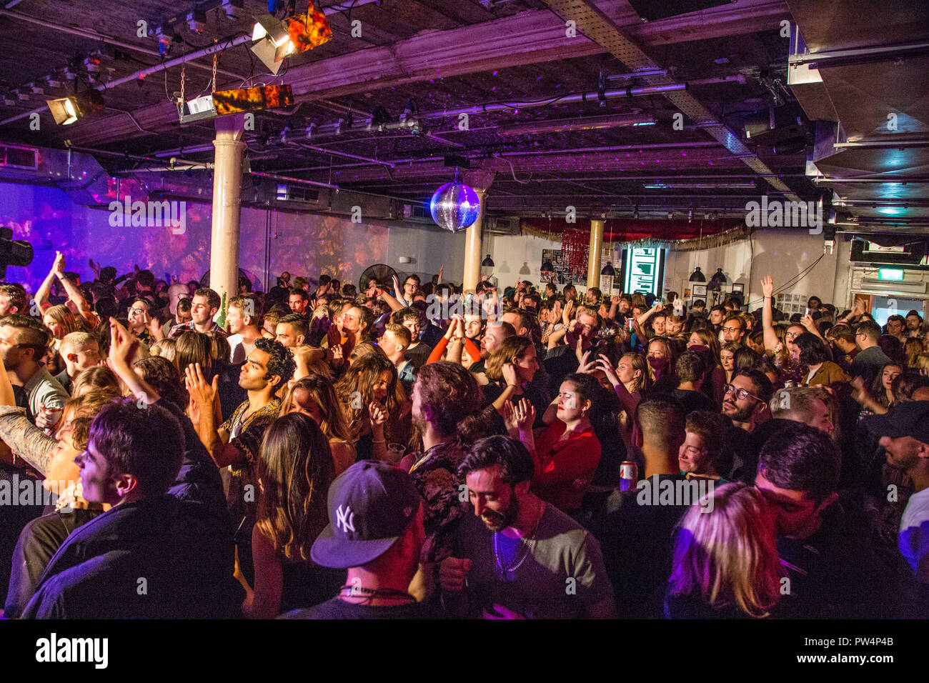 Londra REGNO UNITO 7 ottobre 2018 persone a dondolo tof fuori la loro band preferita al South London Soul Train in Peckham, Londra del sud. Foto Stock