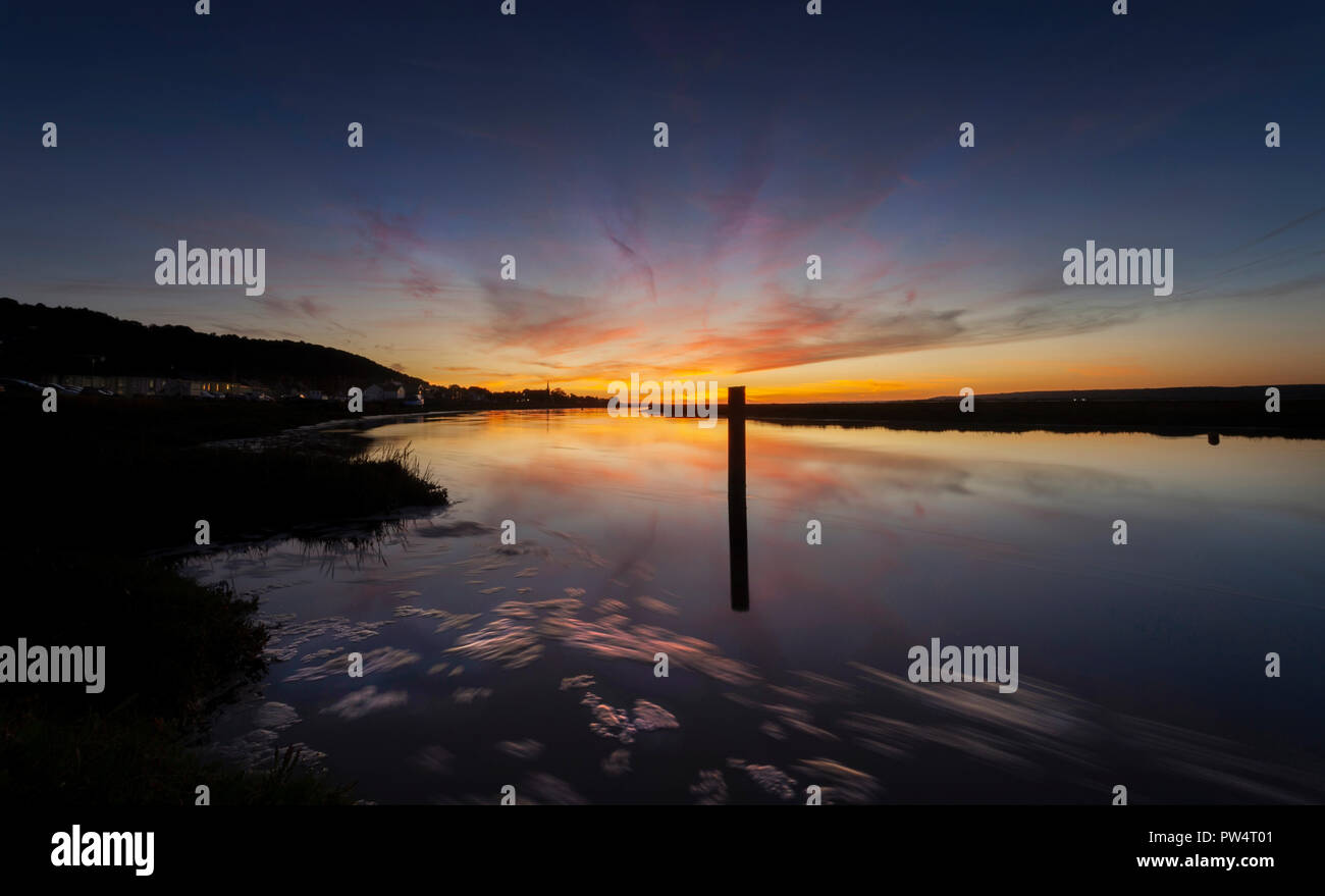 Posto barca post sull'estuario Loughor Foto Stock