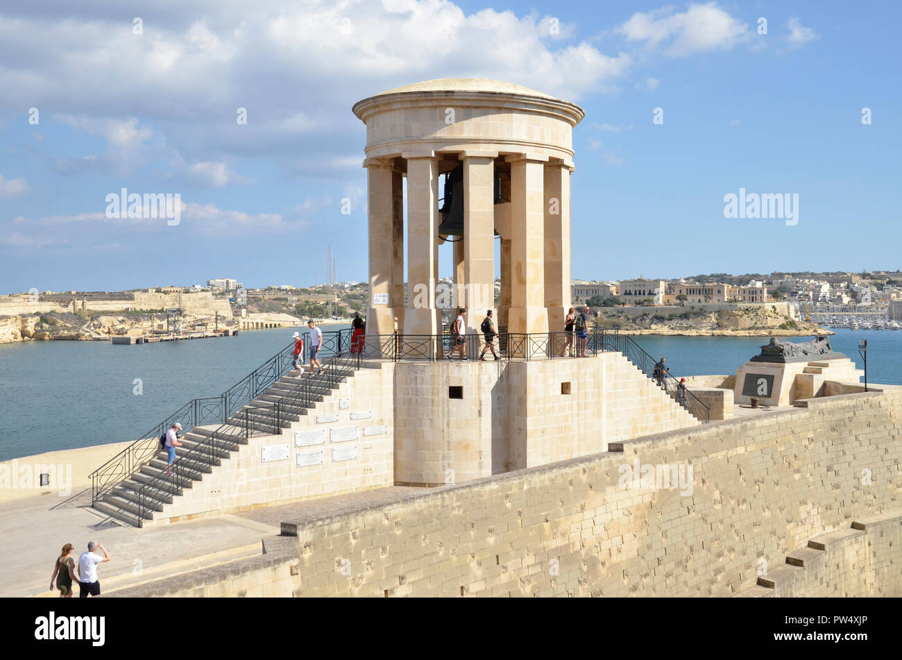 L assedio Bell memoriale sulla punta meridionale della capitale di Malta Valletta. Essa commemora il 7.000 morti nell assedio tra 1940-43 Foto Stock