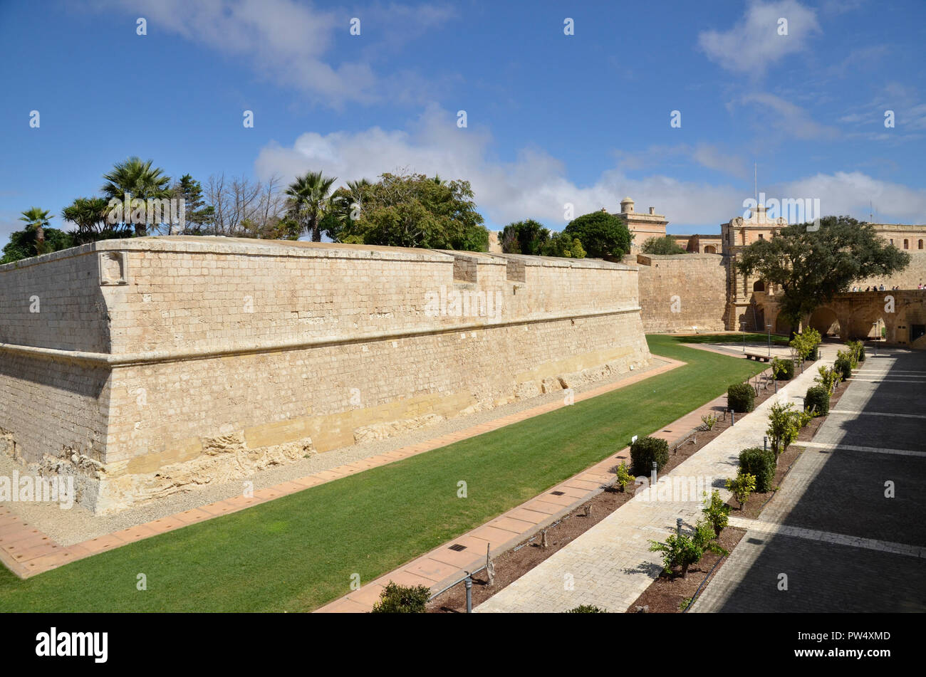 Mura di cinta, città fortificata di Mdina a Malta Foto Stock