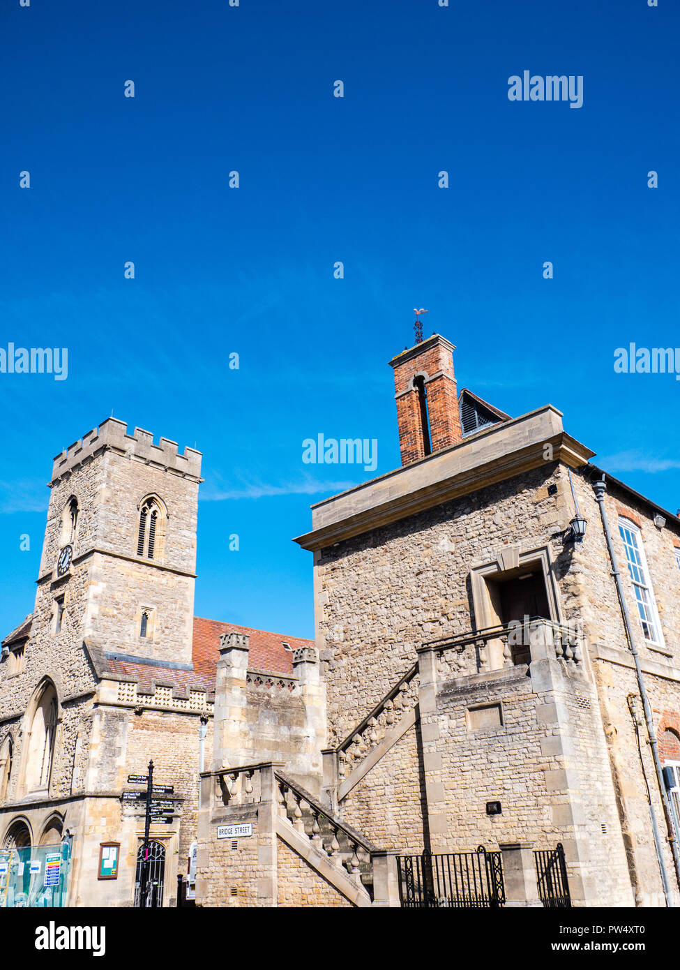 Bridge Street, con la Guildhall e St Nicolas Church, Abington, Oxfordshire, Inghilterra, Regno Unito, GB. Foto Stock