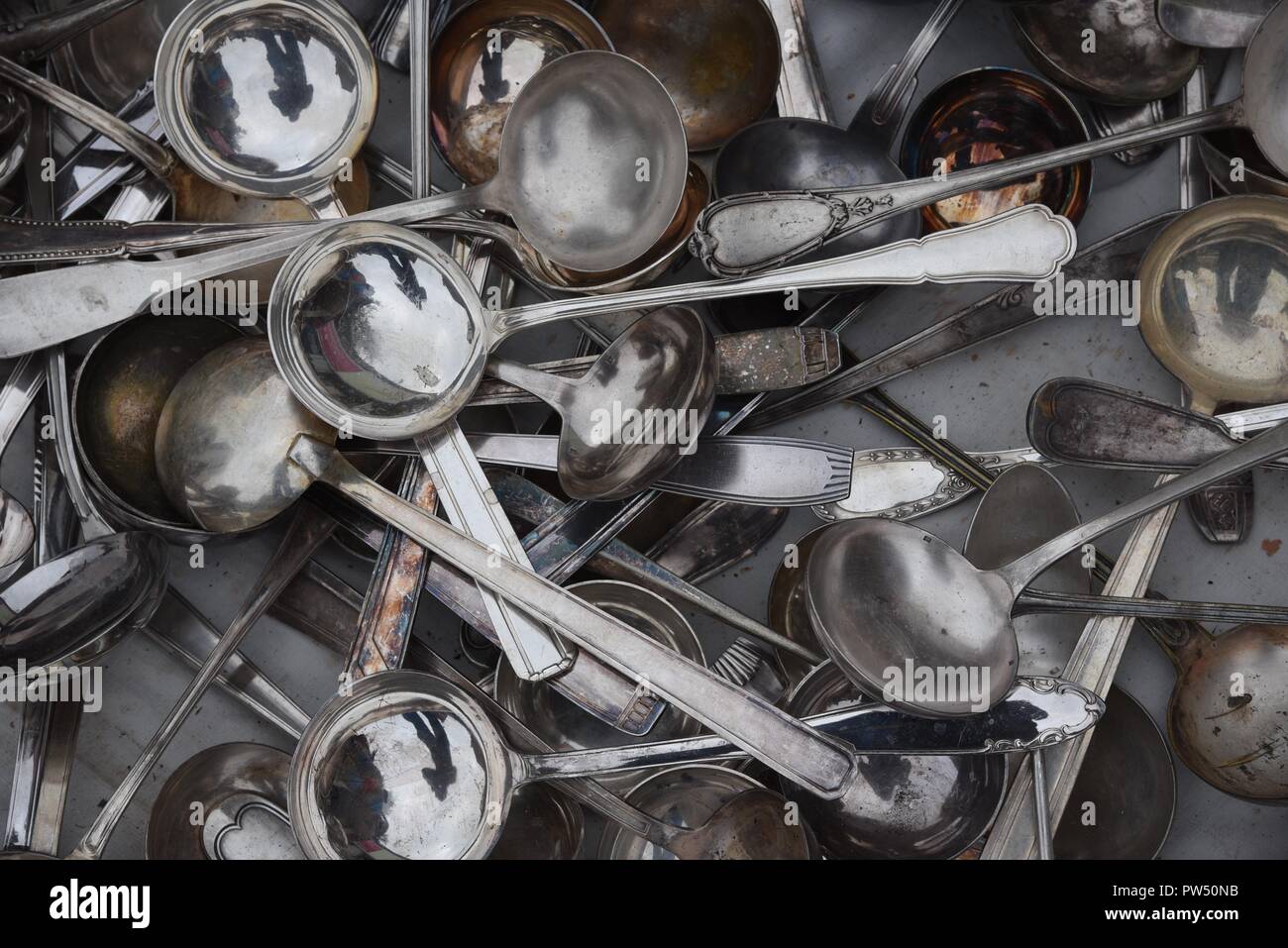 Amiens réderie o mercato delle pulci: una collezione casuale di una miscellanea di mestoli Foto Stock