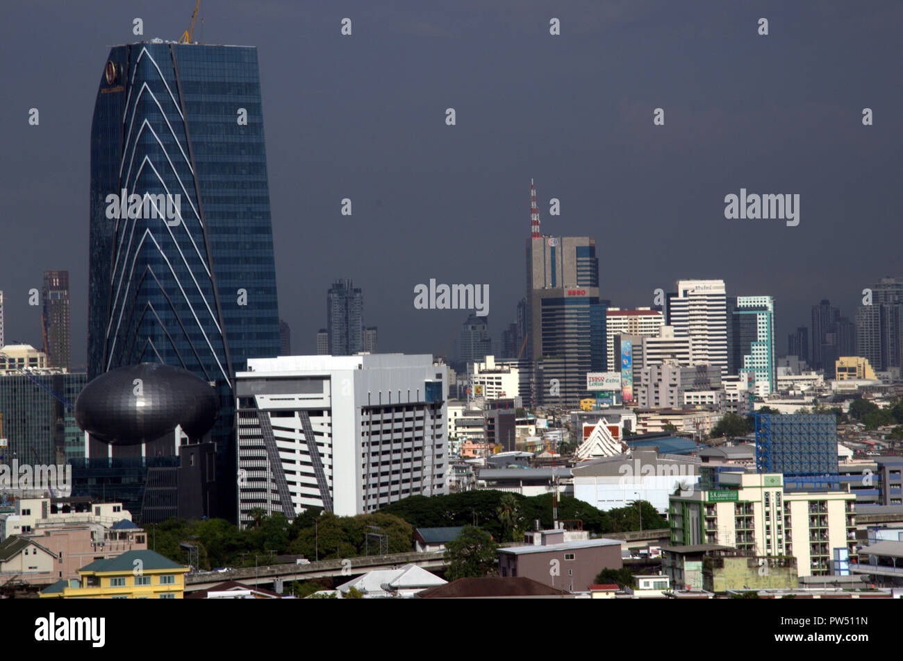 Lo skyline di Bangkok prese dal diciottesimo piano dell hotel nella zona di Sathorn Foto Stock