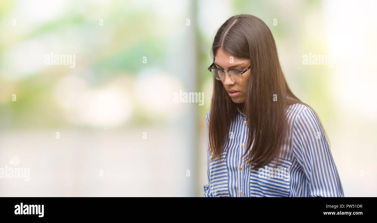 I giovani ispanici bella donna d'affari con la mano su stomaco perché nausea, dolorosa malattia senso di malessere. Concetto di Ache. Foto Stock