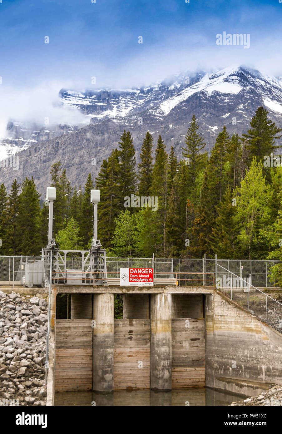 Lago Minnewanka, Banff, AB, Canada - Giugno 2018: paratoie chiuso per il controllo del livello dell'acqua sul Lago Minnewanka vicino a Banff. Foto Stock