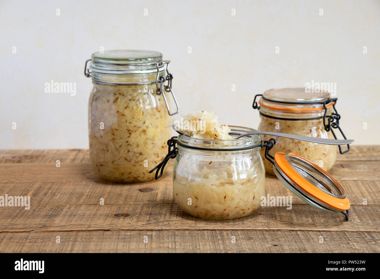 Vasetti di crauti fatti in casa - cavolo fermentato. Foto Stock
