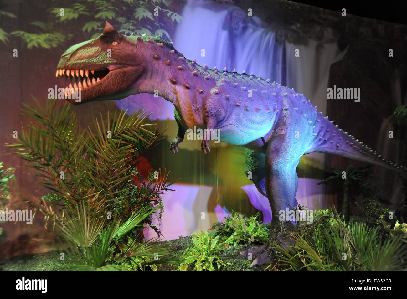 Milano (Italia), l'esposizione di animali preistorici riprodotti a grandezza piena; Carnotaurus (Carnotaurus sastrei) Foto Stock