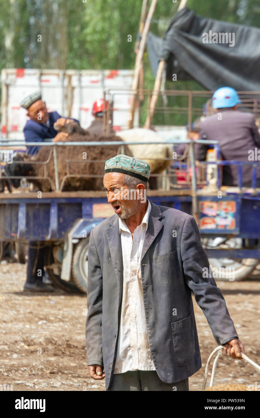 Kashgar, Xinjiang, Cina - 16 Settembre 2018 : Senior Uyghur uomo alla domenica Bazaar del bestiame e Mercato di Kashgar, o Kashi, Cina. Foto Stock