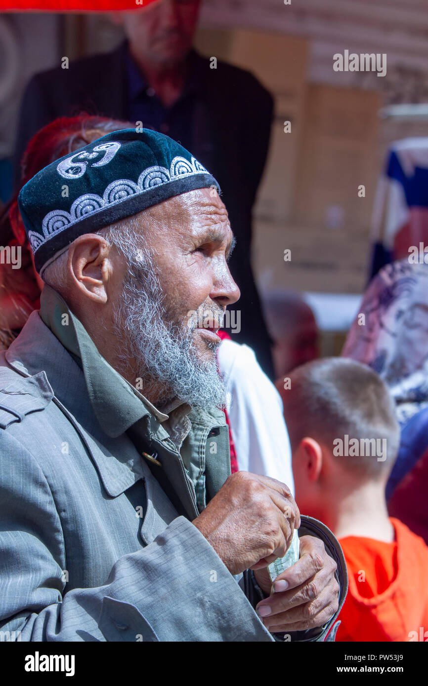Kashgar, Xinjiang, Cina - 16 Settembre 2018 : Elder Uyghur uomo alla domenica Bazaar di Kashgar, o Kashi, Cina. Foto Stock