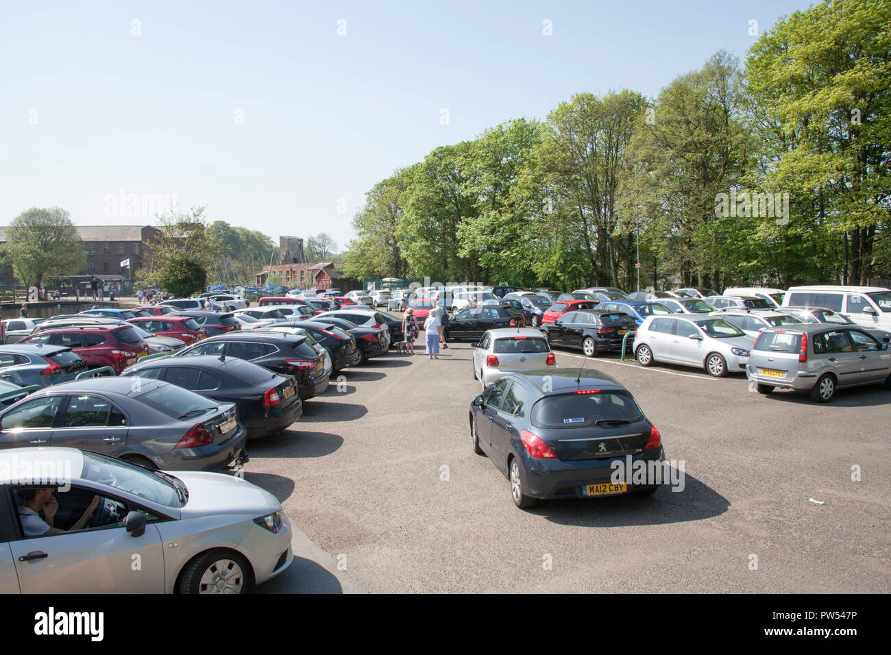 La congestione Bank Holiday ha parcheggio auto presso Etherow Country Park Marple Bridge Stockport cheshire england Foto Stock