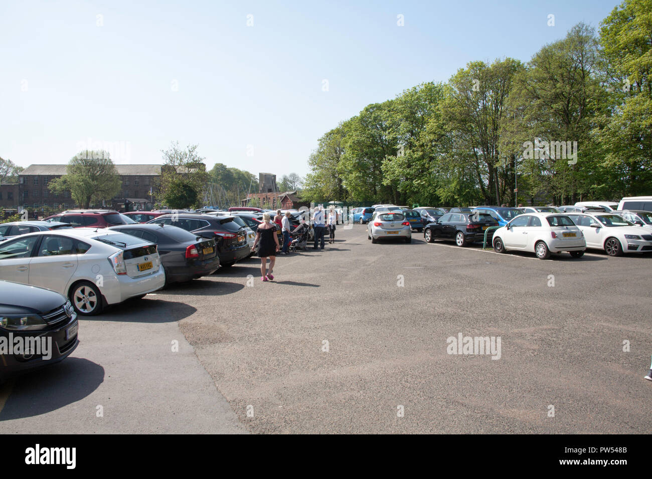 La congestione Bank Holiday ha parcheggio auto presso Etherow Country Park Marple Bridge Stockport cheshire england Foto Stock