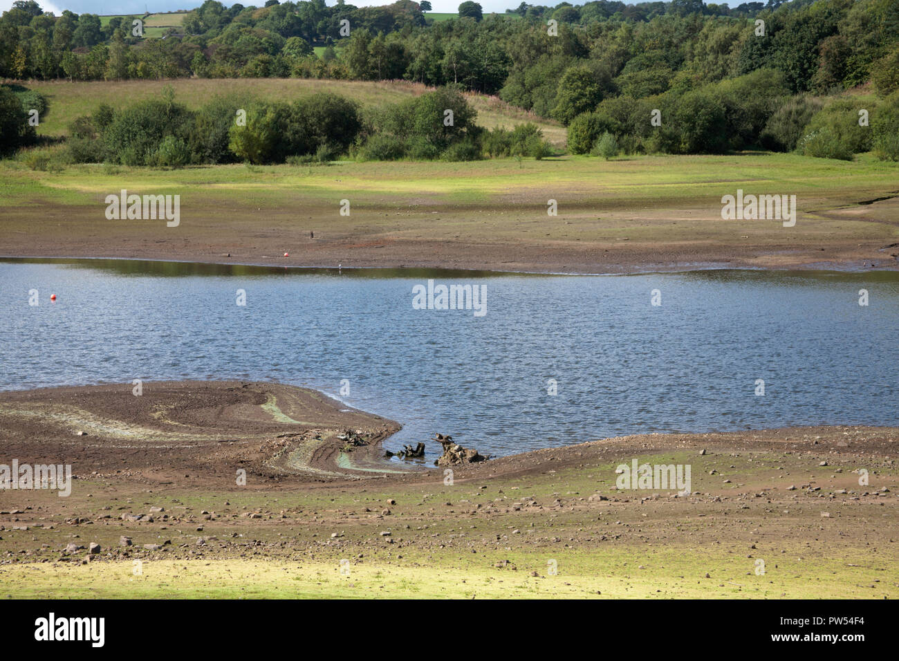 Basso livello dell'acqua nell'estate del 2018 a colpite dalla siccità serbatoio Tittsworth Tittsworth dal sentiero vicino a Leek Peak District Staffordshire Inghilterra Foto Stock
