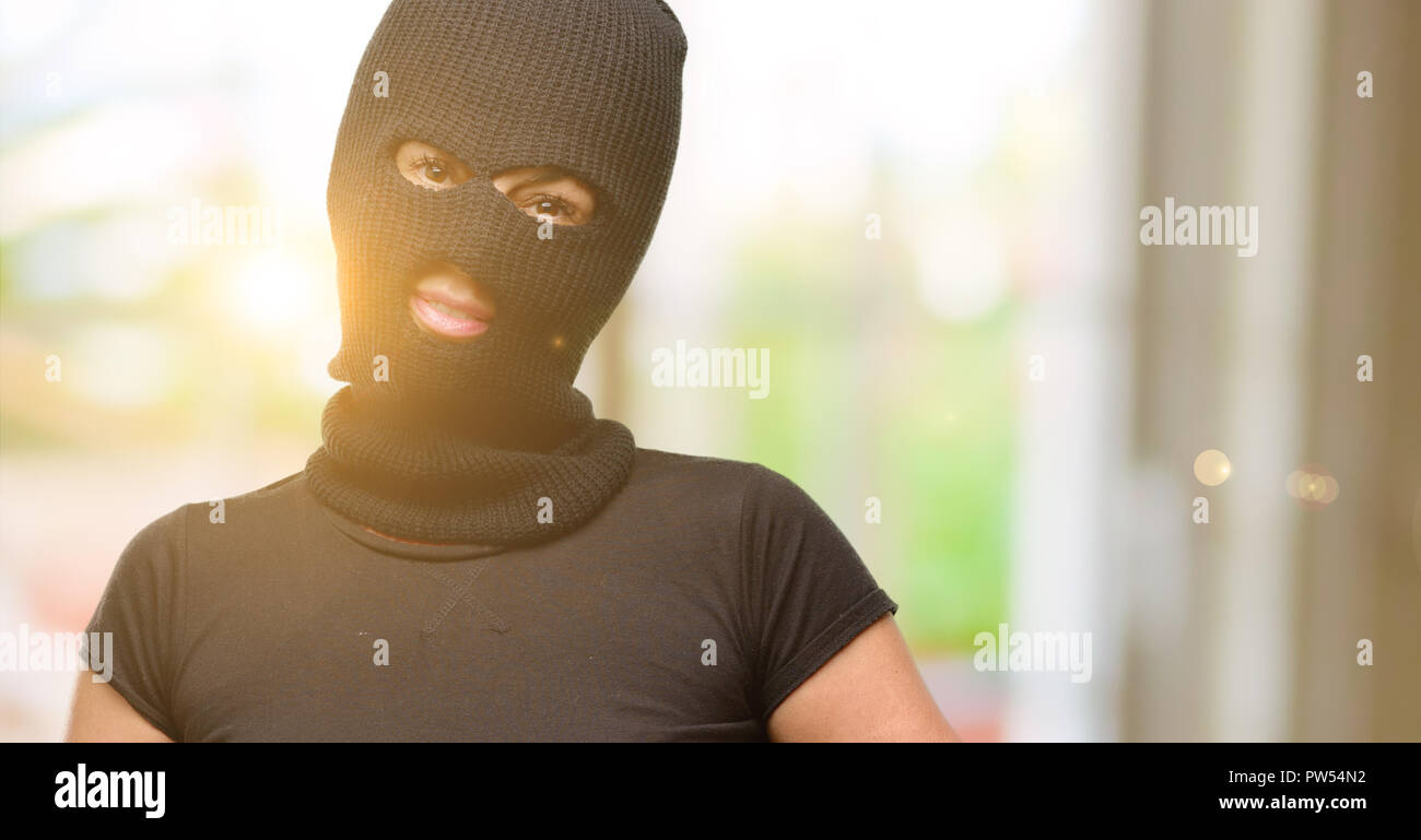 Ladro terrorista donna che indossa passamontagna maschera da sci fiducioso  e soddisfatto con un grande sorriso naturale di ridere Foto stock - Alamy