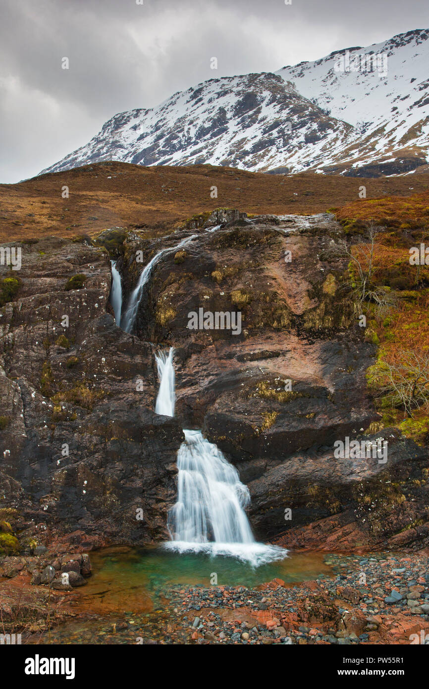 Riunione di tre acque, cascata ai piedi delle Tre Sorelle di Glen Coe / Glencoe in inverno, Highlands Scozia, Gran Bretagna Foto Stock