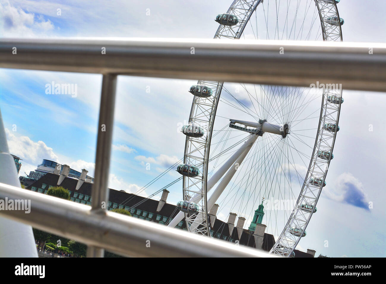 Il London eye. Vista dal ponte. Foto Stock