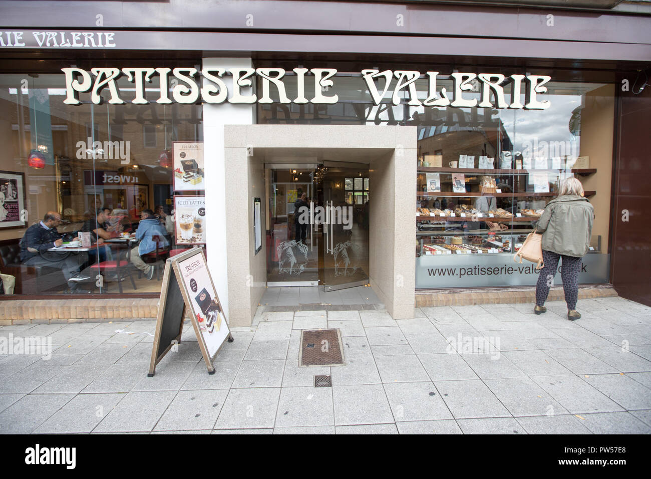 La Patisserie Valerie cafe in Cambridge. Il proprietario della Patisserie Valerie ha detto il suo direttore delle finanze Chris Marsh è stato arrestato la scorsa notte e poi rilasciato su cauzione. Il cafe catena è la lotta per la sopravvivenza dopo aver rivelato il Mercoledì che aveva scoperto "significativi e potenzialmente fraudolenti, irregolarità contabili". Signor Marsh era stata sospesa quando questi problemi sono stati scoperti. Più tardi il venerdì il Serious Fraud Office ha detto che aveva aperto una indagine penale in un singolo". Foto Stock