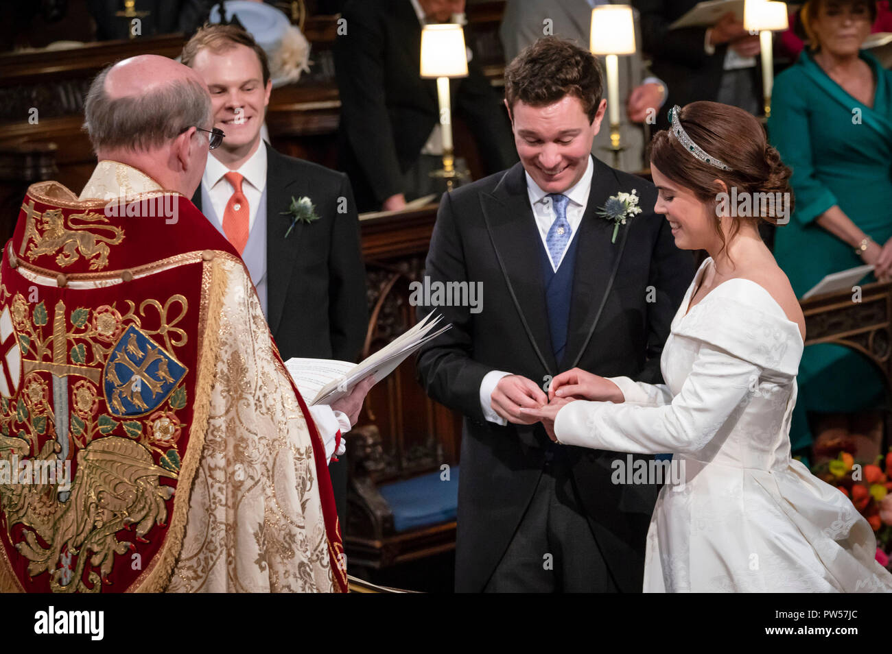 La principessa Eugenie sorrisi come Jack Brooksbank mettere l'anello sul suo dito durante la loro cerimonia di nozze in corrispondenza alla cappella di San Giorgio nel Castello di Windsor. Foto Stock