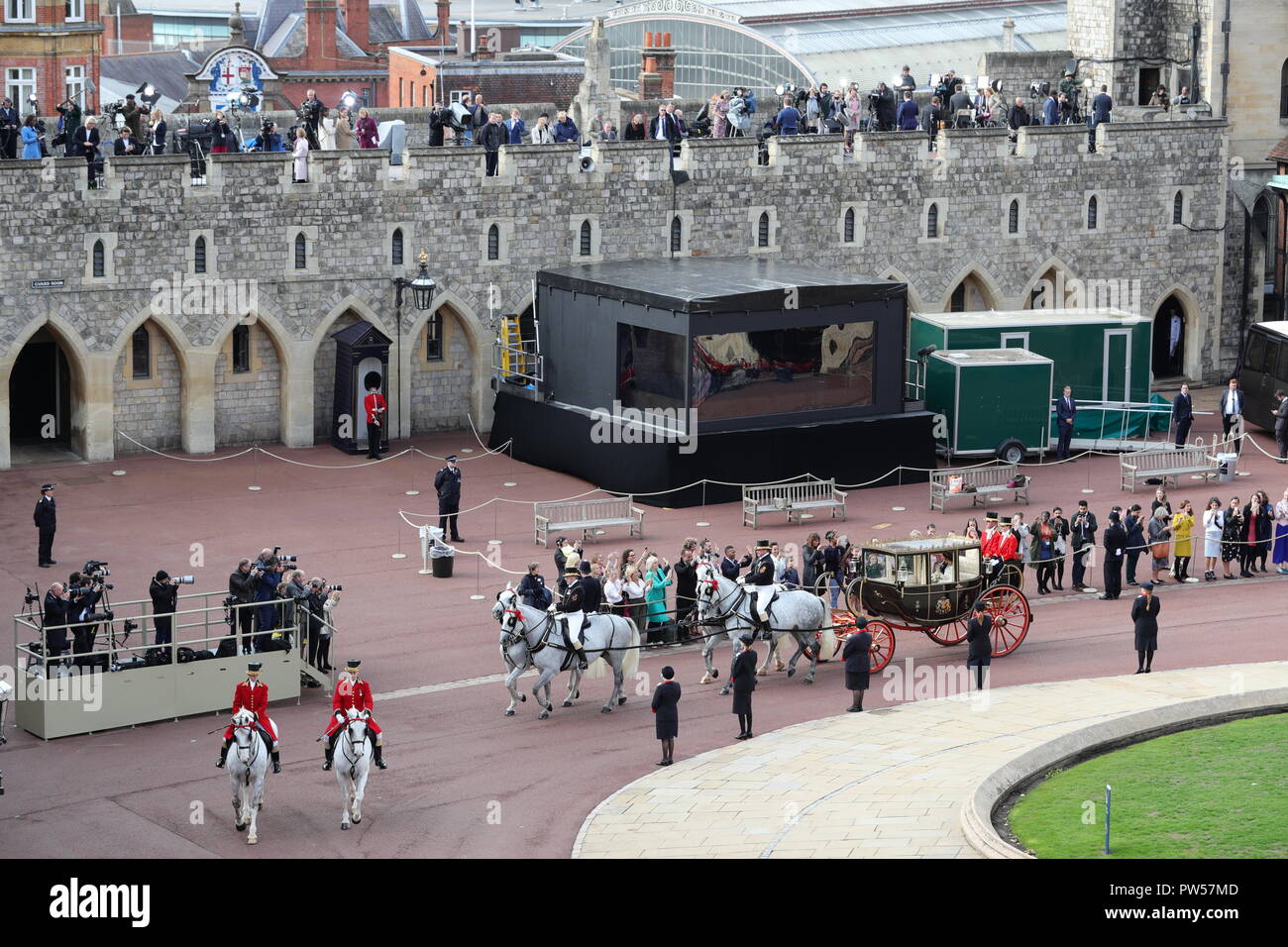 La principessa Eugenie e suo marito Jack Brooksbank viaggi in stato scozzese autobus durante il loro trasporto processione seguendo il loro matrimonio a alla cappella di San Giorgio e Castello di Windsor. Foto Stock