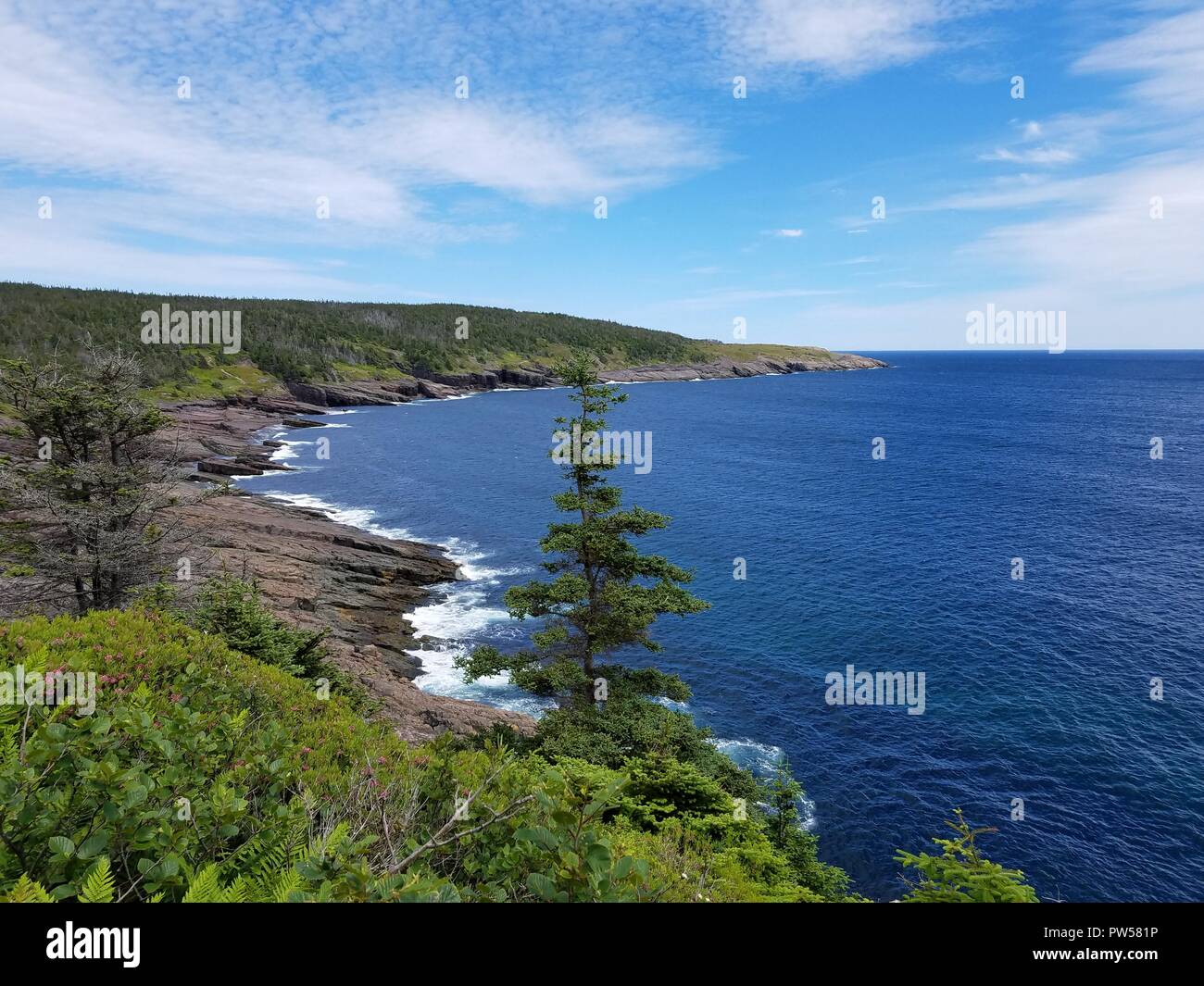 Vista dell'Oceano Atlantico e la costa rocciosa lungo il sentiero costiero Foto Stock