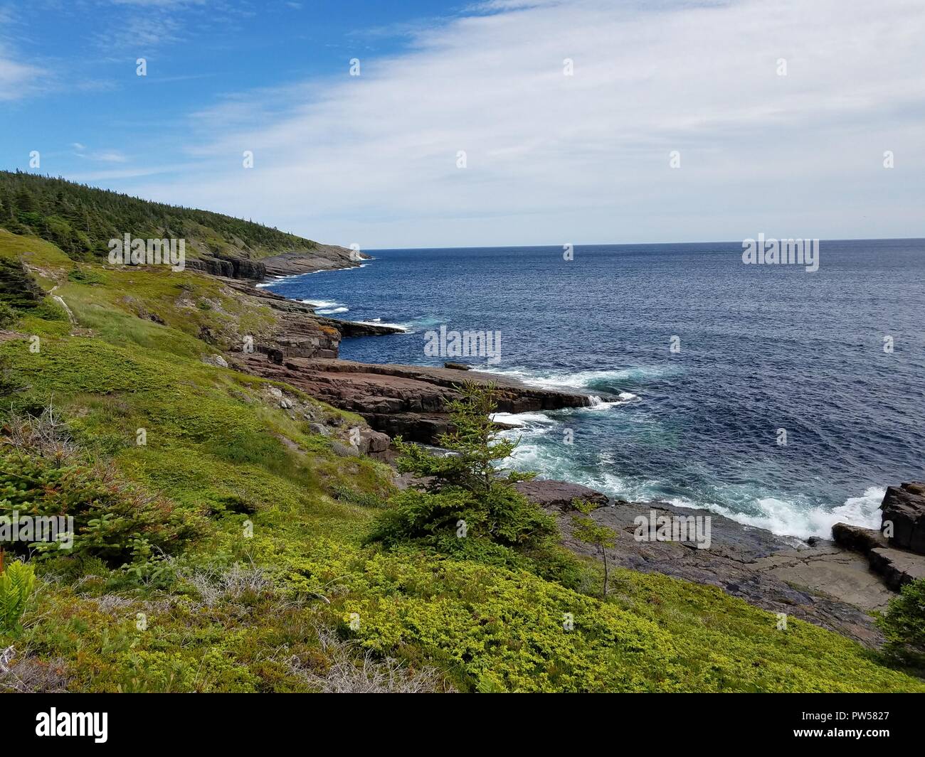 Vista dell'Oceano Atlantico e la costa rocciosa lungo il sentiero costiero Foto Stock