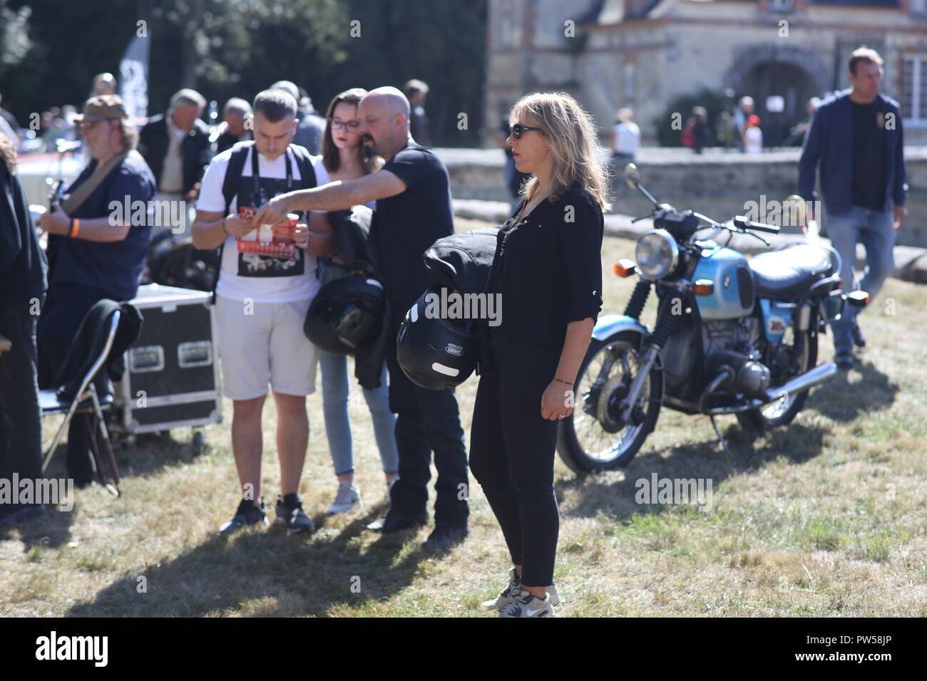 Una femmina di motociclista presso il Château de Neuville in Gambais (78) - Francia. Foto Stock