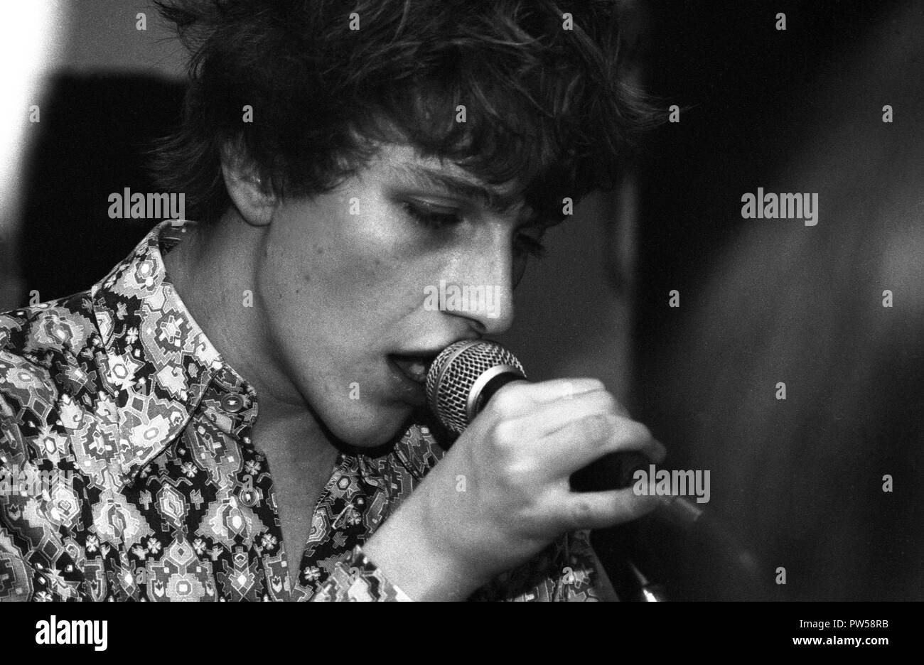 Stephen pastello dalla indie pop gruppo i pastelli di eseguire presso il George and Dragon pub, Bedford, 1986. Foto Stock