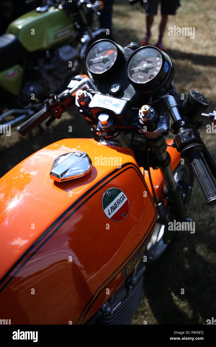 Laverda Jota presso il Château de Neuville in Gambais (78) - Francia. Foto Stock