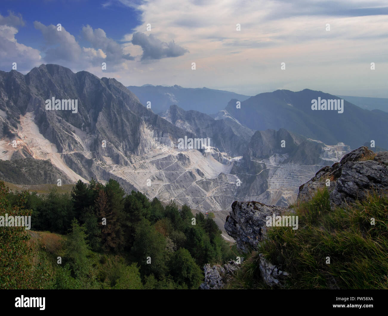 Stupefacente ampia vista sulle cave del marmo bianco visto dal Campo Cecina, Massa Carrara, Italia. In autunno, caduta. Bellissimo paesaggio ma anche questioni ambientali. Foto Stock