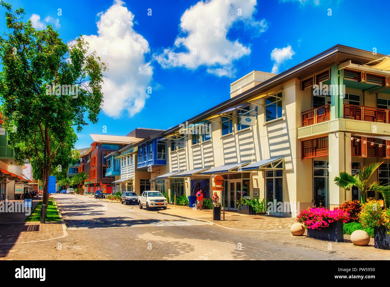 Grand Cayman, Isole Cayman, Market street in Camana Bay una moderna città sul lungomare nella regione dei Caraibi Foto Stock