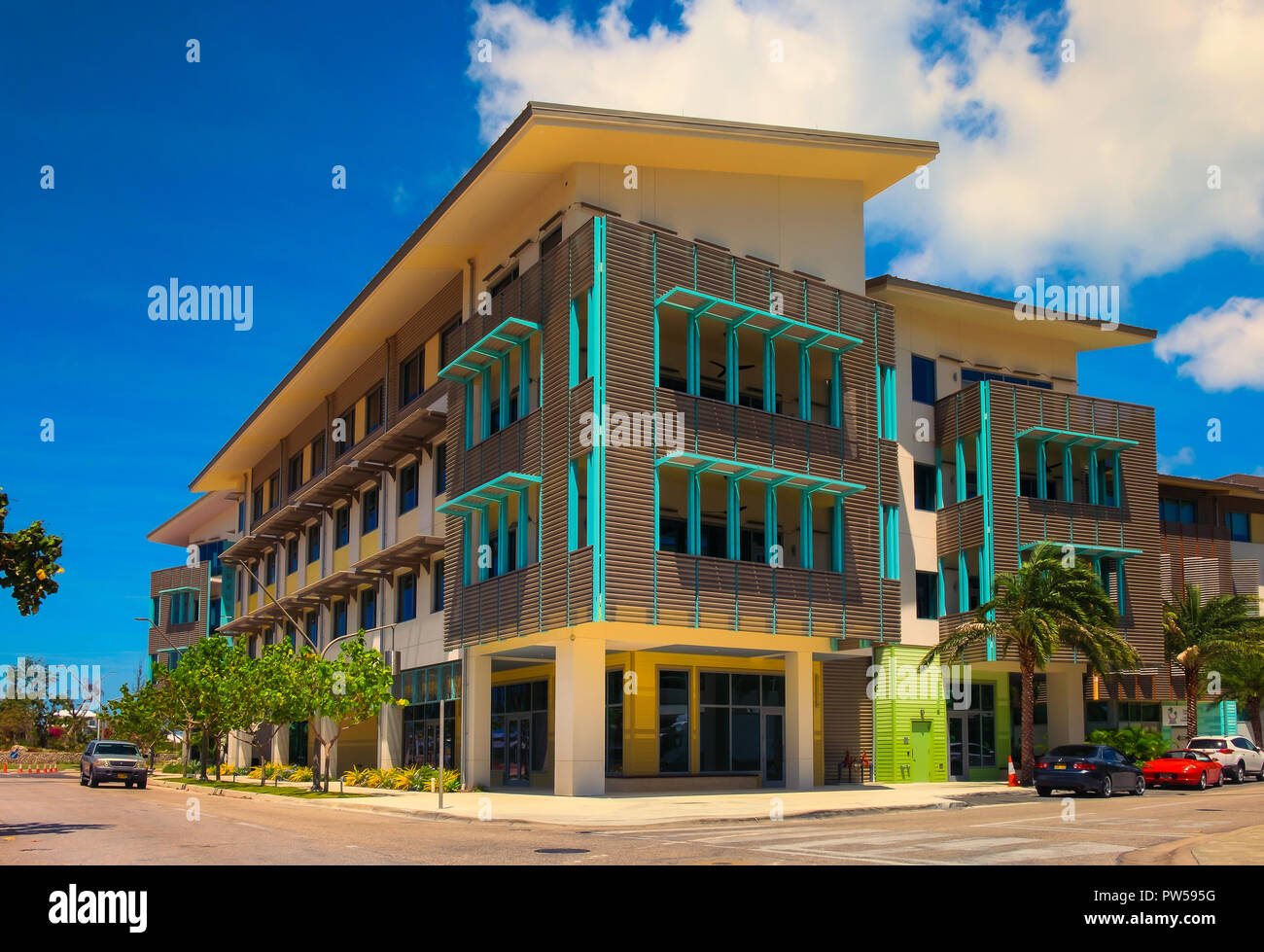 Grand Cayman, Isole Cayman, aprile 2018, edificio moderno in Camana Bay una moderna città sul lungomare nella regione dei Caraibi Foto Stock