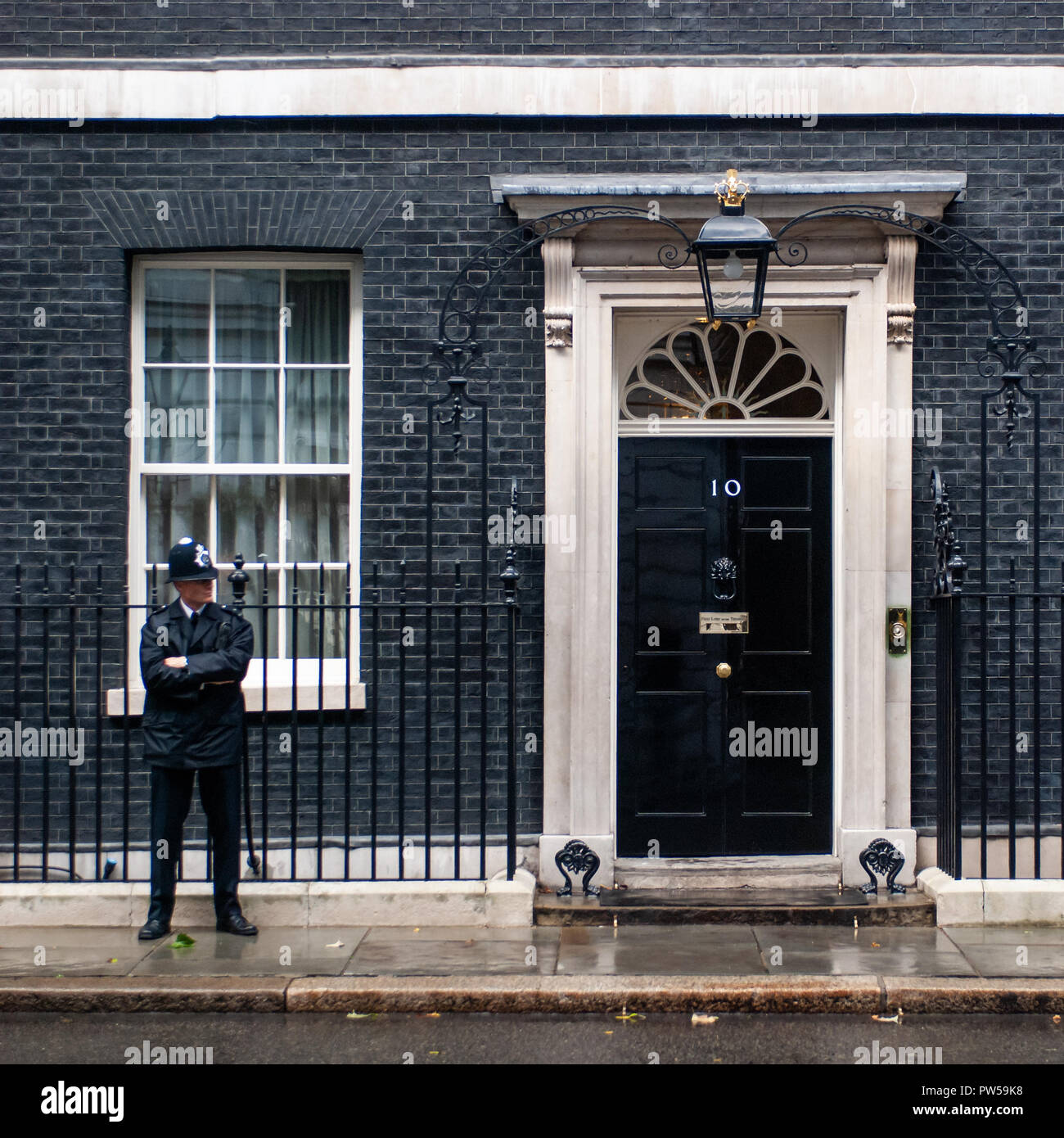 LONDON, Regno Unito - 16 SET: immagine quadrata di un funzionario di polizia a guardia della porta di ingresso di 10 Downing Street a Londra il 16 settembre, 2013 Foto Stock