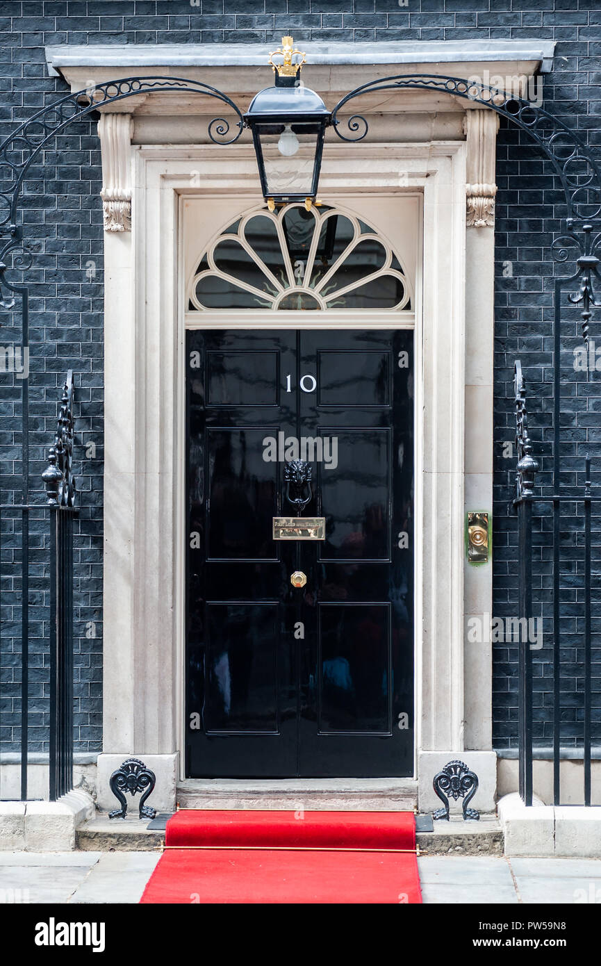 Londra - Jun 16: porta di entrata di 10 Downing Street a Londra il 16 giugno 2013. La strada è stata costruita nel 1680s da Sir George Downing ed è ora th Foto Stock