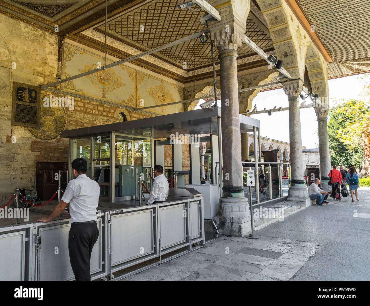 Istanbul, Turchia, Settembre 2018: controlli, le protezioni e le chiusure di sicurezza nella zona di ingresso del palazzo di Topkapi Foto Stock