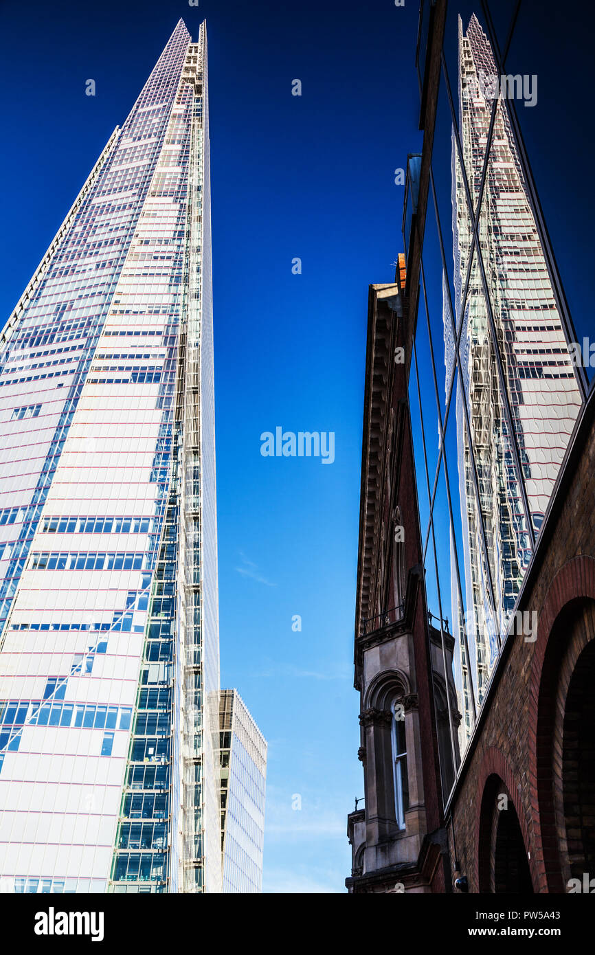 La Shard a Londra e la sua riflessione in un altro edificio. Foto Stock