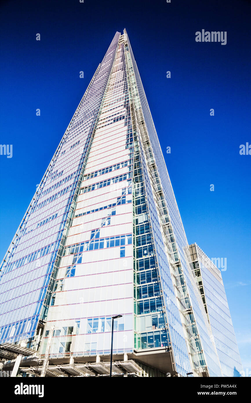 La Shard a Londra si riflette in un altro edificio. Foto Stock