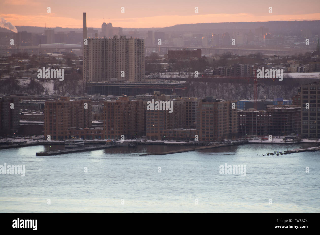 Vista sul Fiume Hudson verso Queens, a New York City in una sera d'inverno. Foto Stock