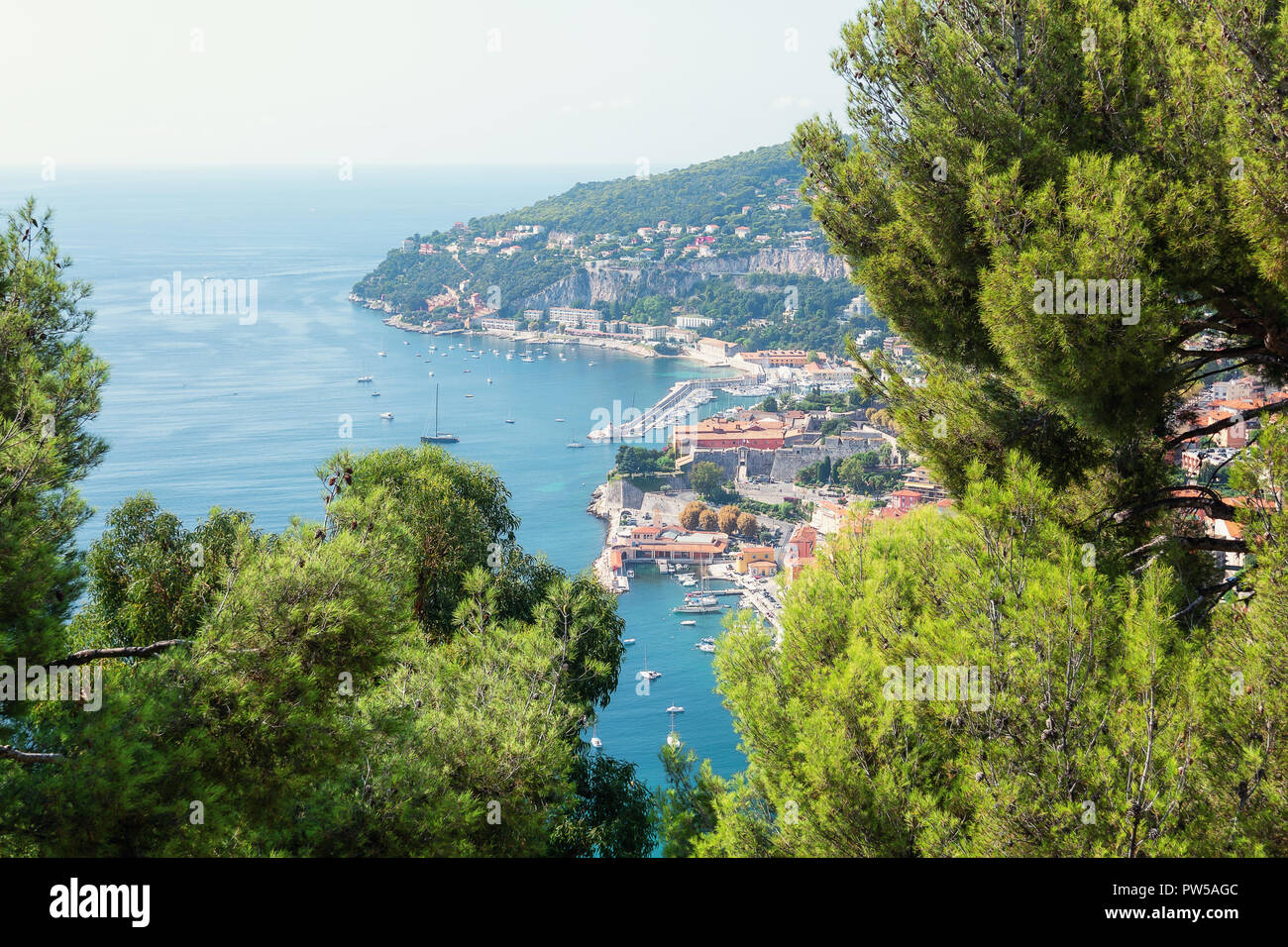 La splendida baia di Villefranche-sur-Mer sulla Costa Azzurra in Francia Foto Stock